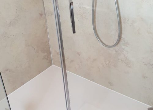 Dusche mit Duschabtrennung