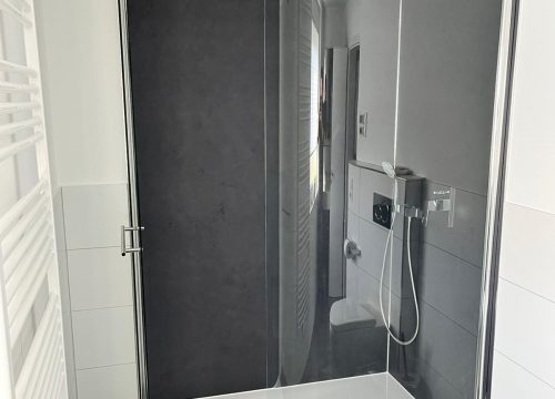 Dusche mit Rückwänden